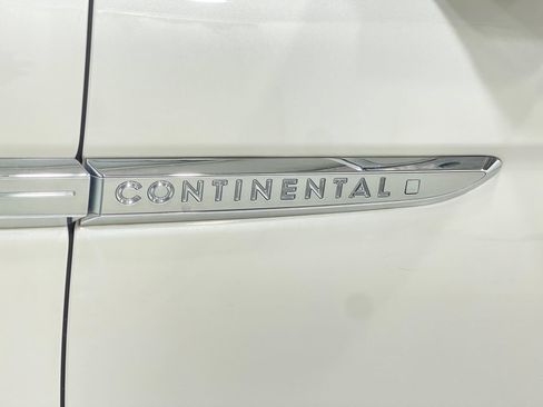 Used 2018 Lincoln Continental Select w/ Continental Climate Package AWD/4WD image 40