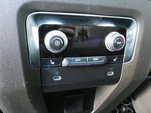 Used 2023 GMC Yukon SLT w/ SLT Premium Package image 21