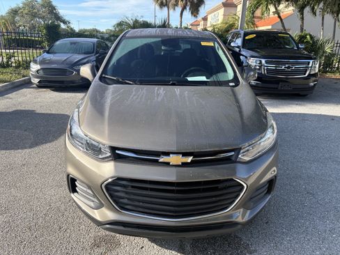 Used 2021 Chevrolet Trax LS FWD image 2