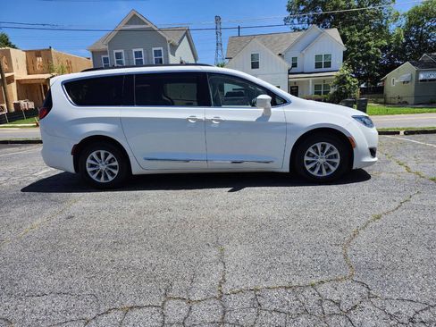 Used 2017 Chrysler Pacifica Touring-L FWD image 21
