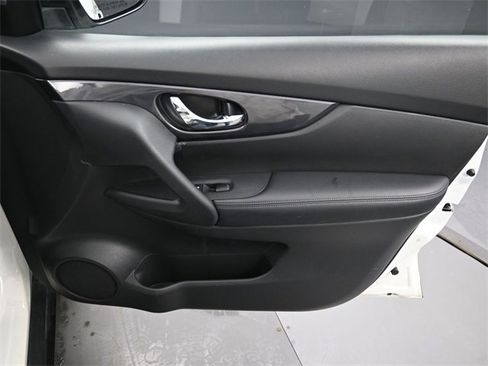 Used 2017 Nissan Rogue SV image 34