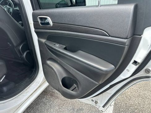 Used 2018 Jeep Grand Cherokee Altitude AWD/4WD image 26
