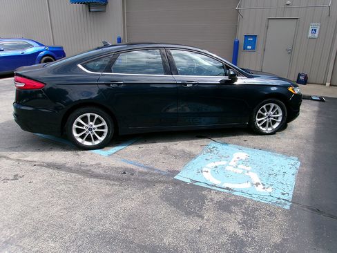 Used 2020 Ford Fusion SE FWD image 6