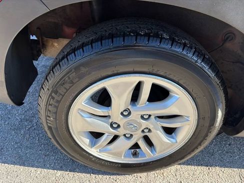 Used 2023 Hyundai Venue SE image 17