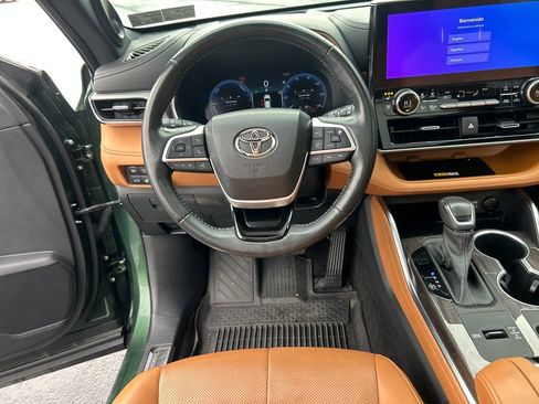 Used 2023 Toyota Highlander Platinum image 13