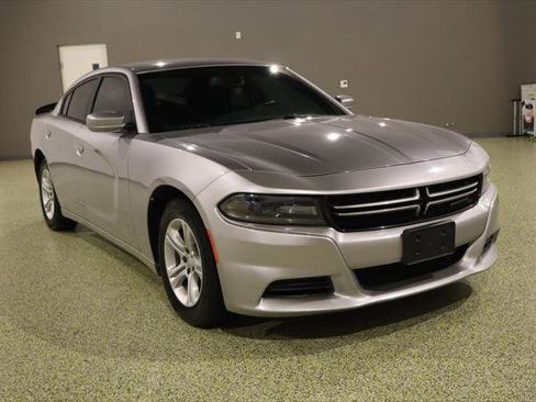 Used 2016 Dodge Charger SE RWD image 1