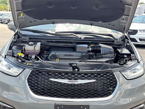 Used 2023 Chrysler Pacifica Touring-L FWD image 30