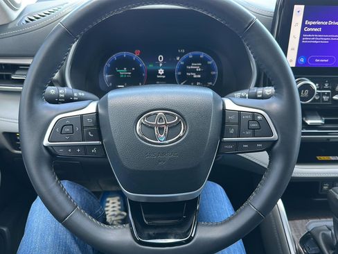 Used 2024 Toyota Highlander Limited image 34