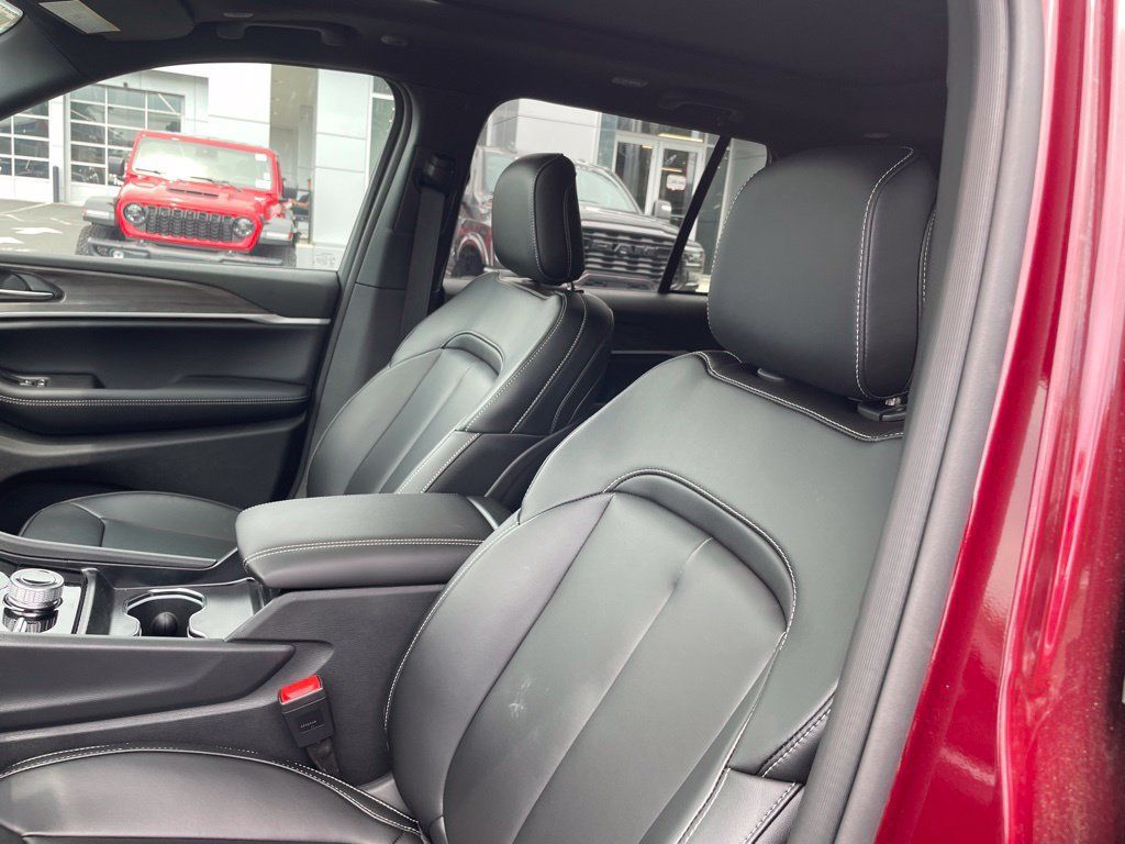 New 2026 Jeep Grand Cherokee Limited w/ Limited Altitude Package AWD/4WD image 10