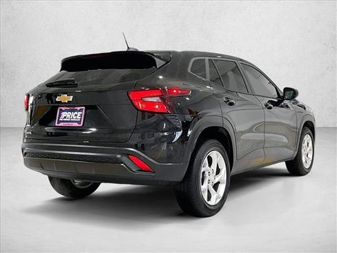 Used 2024 Chevrolet Trax LS w/ LS Convenience Package FWD image 2