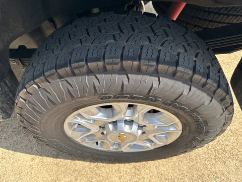 Used 2024 Chevrolet Silverado 2500 LT AWD/4WD image 3