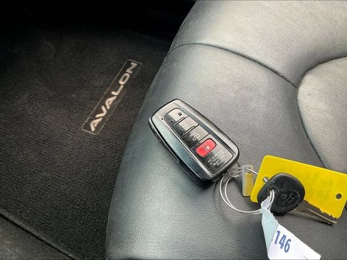 Used 2019 Toyota Avalon XLE FWD image 28