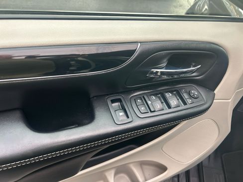 Used 2019 Dodge Grand Caravan SXT image 13