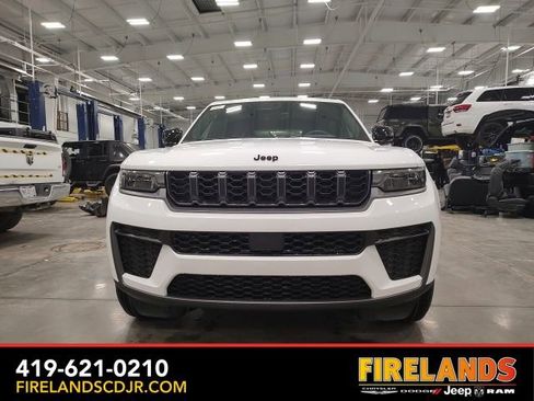 New 2026 Jeep Grand Cherokee Altitude image 8