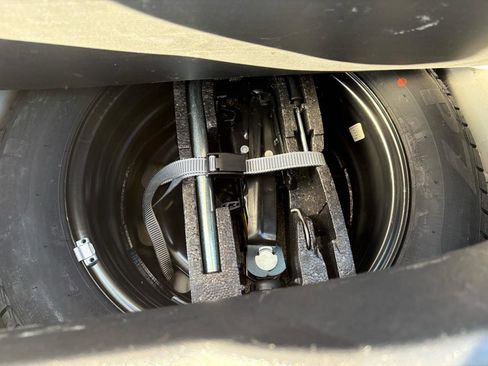 Used 2009 Volkswagen Beetle 2dr COUPE image 23