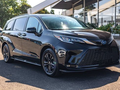 Used 2024 Toyota Sienna XSE w/ XSE Premium Package AWD/4WD image 6
