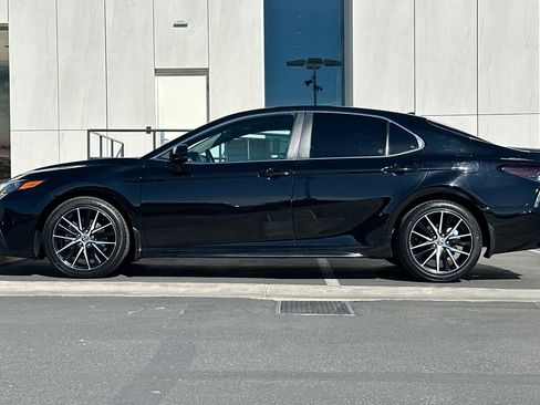 Used 2021 Toyota Camry SE image 6