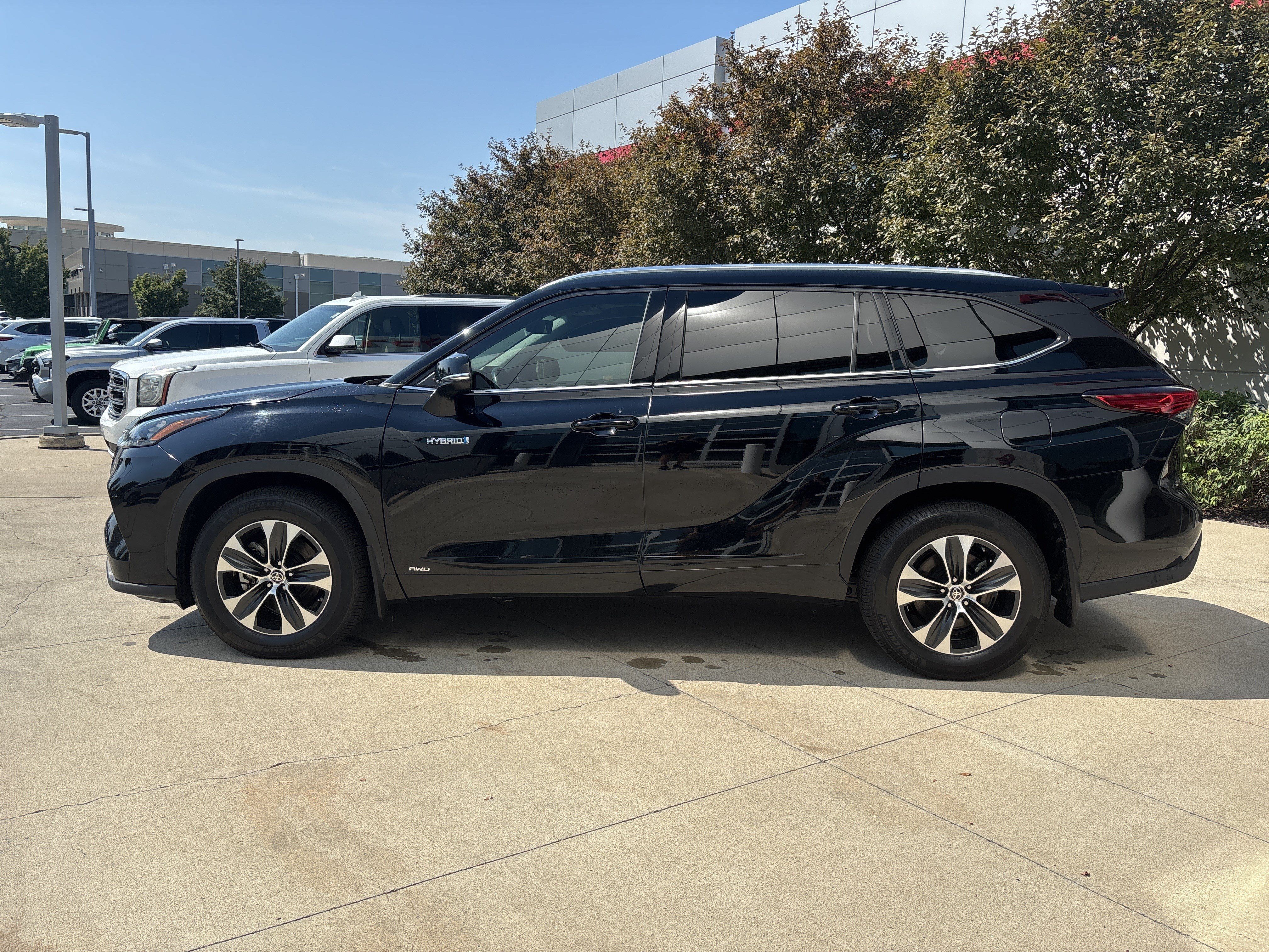 Used 2020 Toyota Highlander XLE AWD/4WD image 9