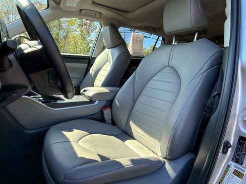 Used 2022 Toyota Highlander XLE image 15