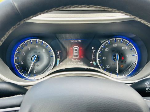 Used 2023 Chrysler Pacifica Touring-L FWD image 19
