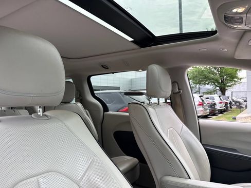 Used 2019 Chrysler Pacifica Limited w/ Advanced Safetytec Group FWD image 8