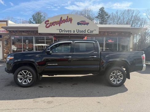 Used 2016 Toyota Tacoma Limited image 2