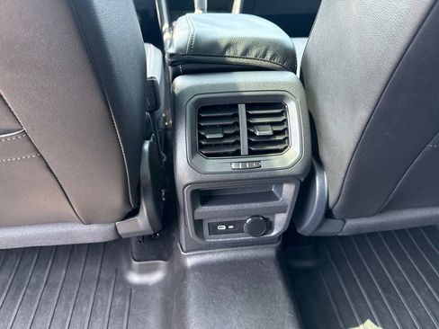 Used 2022 Volkswagen Tiguan SE w/ Panoramic Sunroof Package AWD/4WD image 23