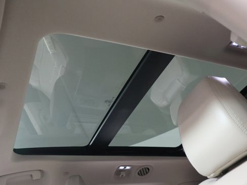 Used 2022 Ford Explorer Platinum w/ Technology Package image 38