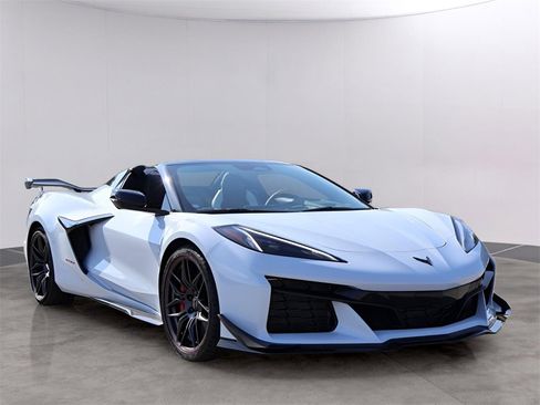Used 2024 Chevrolet Corvette Z06 w/ Z07 Performance Package image 3