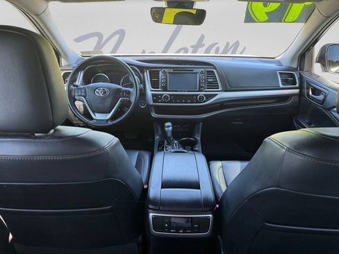 Used 2019 Toyota Highlander XLE AWD/4WD image 16