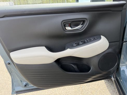 Used 2023 Honda HR-V LX image 9