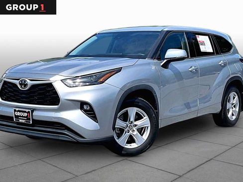 Used 2022 Toyota Highlander LE AWD/4WD image 1