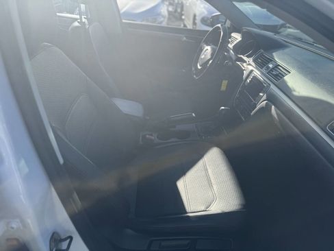 Used 2016 Volkswagen Passat 1.8T R-Line w/ R-Line Lighting Package image 4