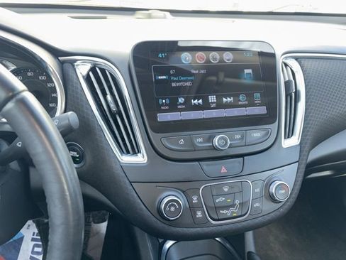 Used 2017 Chevrolet Malibu LT image 10