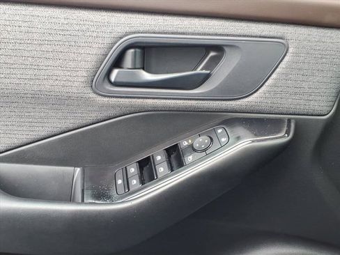 Used 2023 Nissan Rogue S image 23