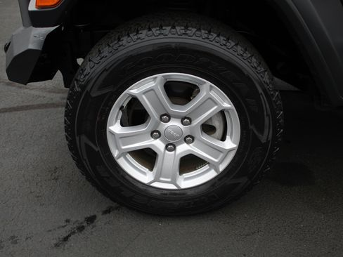 Used 2018 Jeep Wrangler Sport image 12