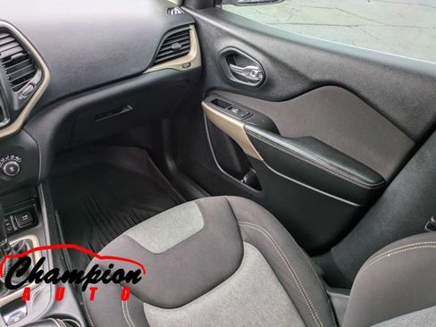 Used 2018 Jeep Cherokee Latitude FWD image 20