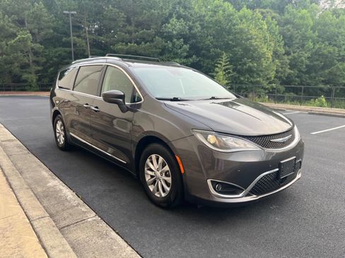 Used 2018 Chrysler Pacifica Touring-L w/ Advanced Safetytec Group image 5