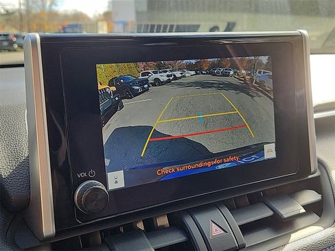 Used 2024 Toyota RAV4 SE image 16