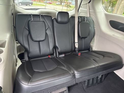 Used 2023 Chrysler Pacifica Touring-L FWD image 12