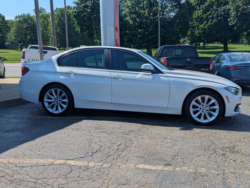 Used 2017 BMW 320i xDrive Sedan AWD/4WD image 8