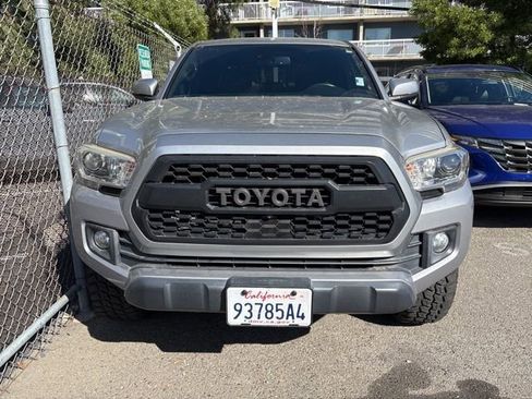 Used 2019 Toyota Tacoma TRD Off-Road w/ Technology Package image 2