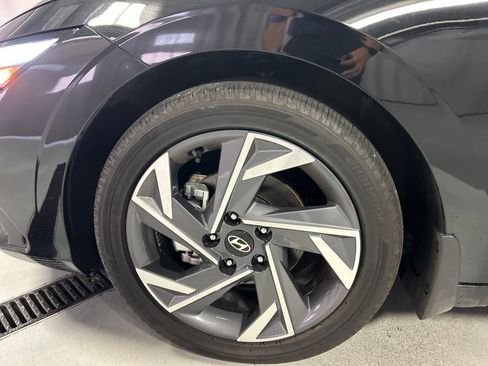 Used 2025 Hyundai Elantra Limited FWD image 9