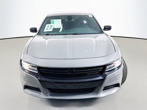 Used 2018 Dodge Charger SXT w/ Blacktop Package RWD image 2