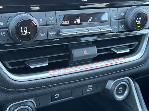 Used 2025 Toyota Grand Highlander AWD image 22