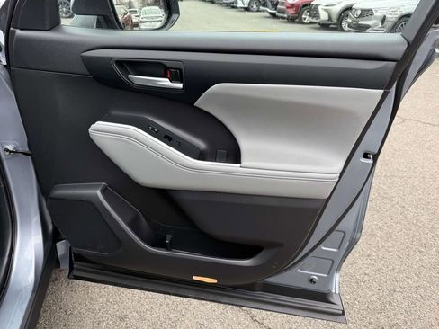 Used 2023 Toyota Highlander XLE image 16