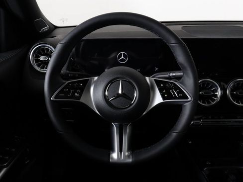 Used 2025 Mercedes-Benz GLB 250 4MATIC image 18