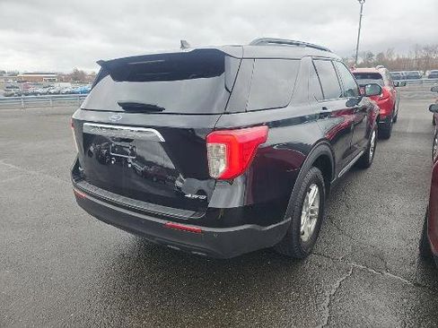 Used 2023 Ford Explorer XLT image 3