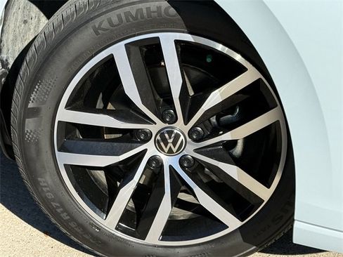 Certified 2025 Volkswagen Jetta SE image 7