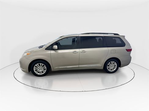 Used 2017 Toyota Sienna XLE image 5